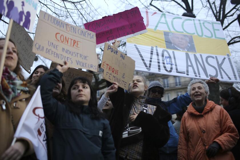 Mujeres protestan afuera del recinto donde se llevó a cabo la ceremonia de los premios César, el equivalente francés de los premios Oscar, el viernes 28 de febrero de 2020, en París. (AP Foto/Rafael Yaghobzadeh)