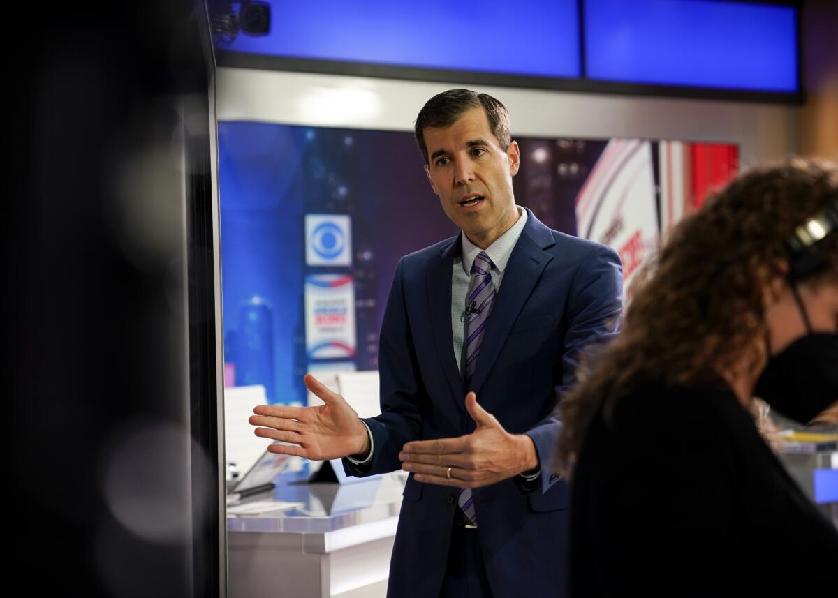 Phóng viên Scott MacFarlane của đài CBS News phụ trách mảng Bộ Tư pháp rời khỏi đài - Los Angeles Times
