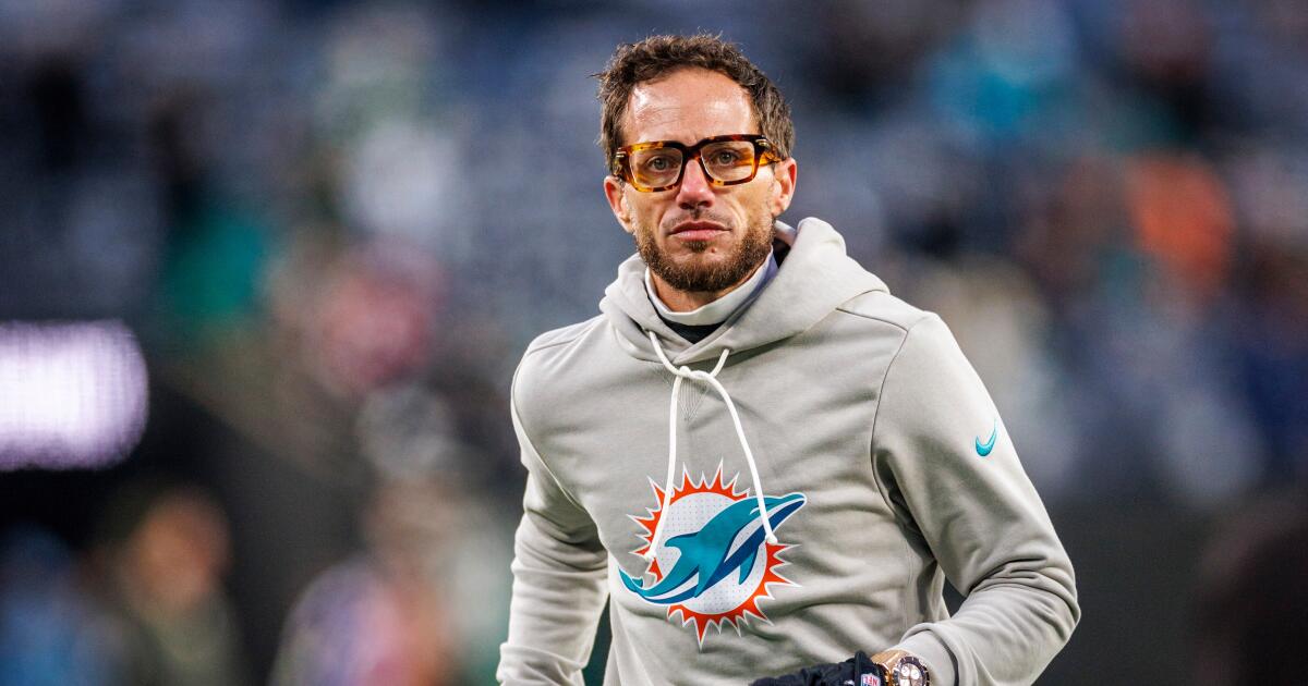 Chargers hire ex-Dolphins coach Mike McDaniel as offensive coordinator Chargers hire ex-Dolphins coach Mike McDaniel as offensive coordinator