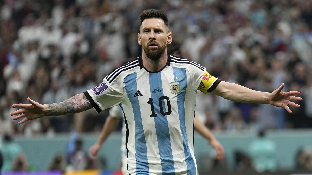 Argentina's Lionel Messi celebr 