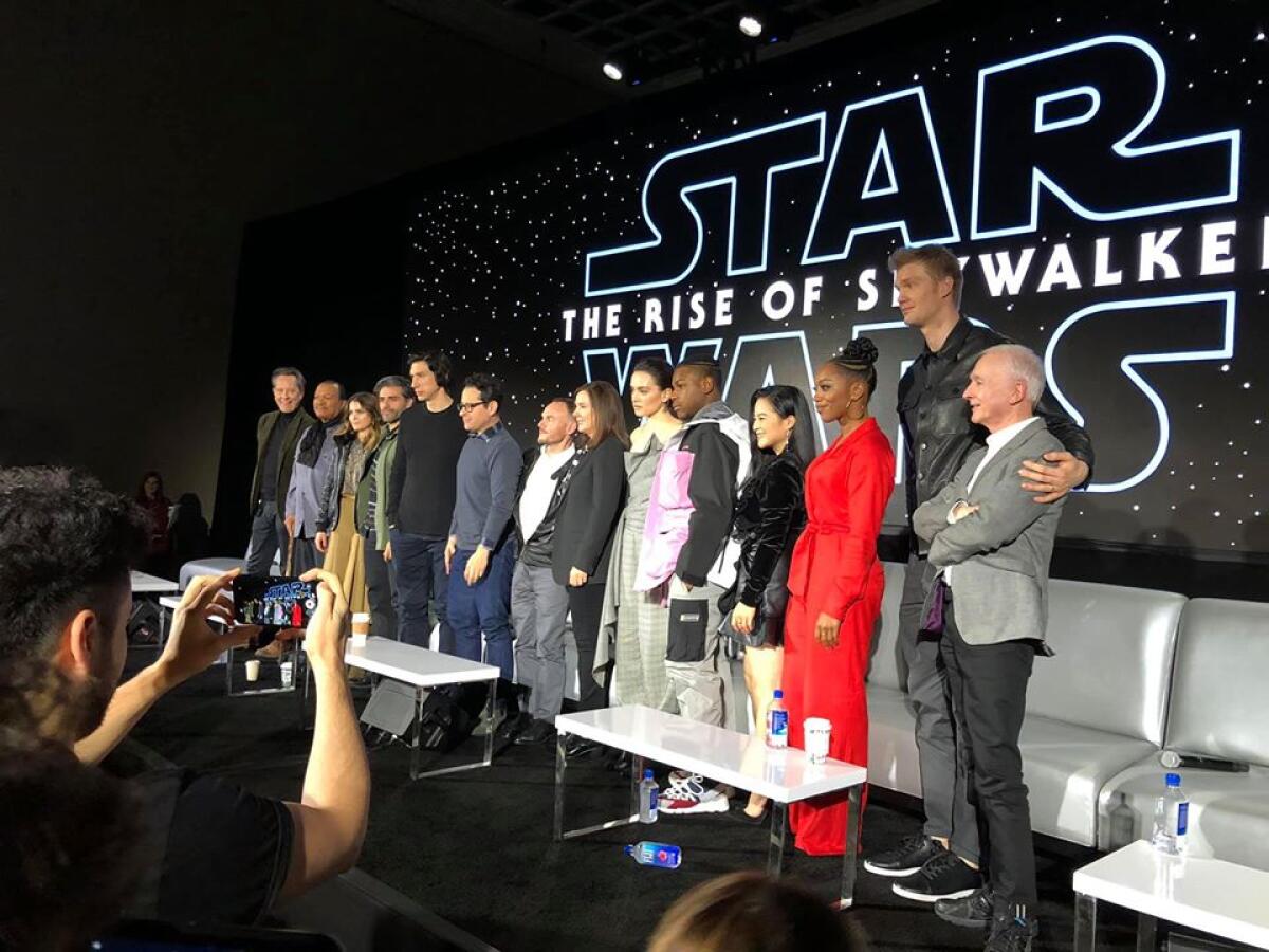 La conferencia de prensa tuvo en sus filas al director, el guionista, la productora y los actores del film.