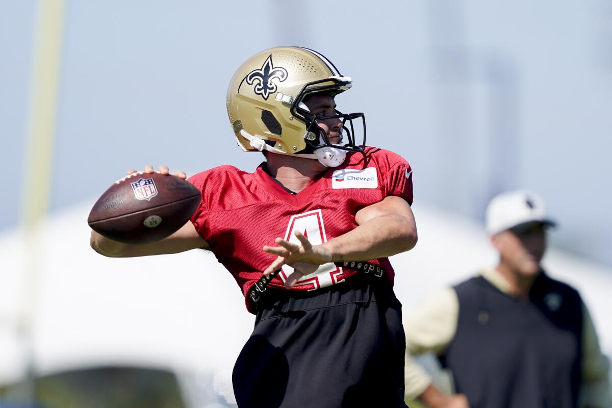 Carr tosses TD in Saints debut