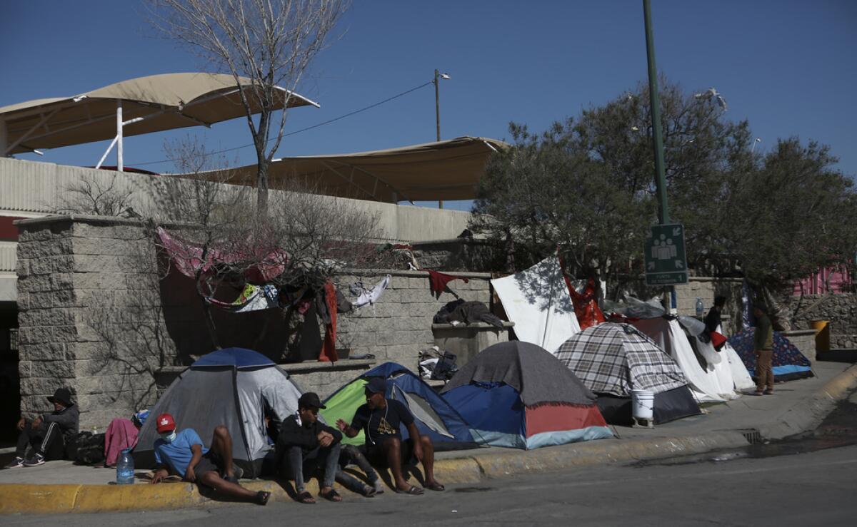 Acampada de migrantes justo afuera del centro de detención de migrantes