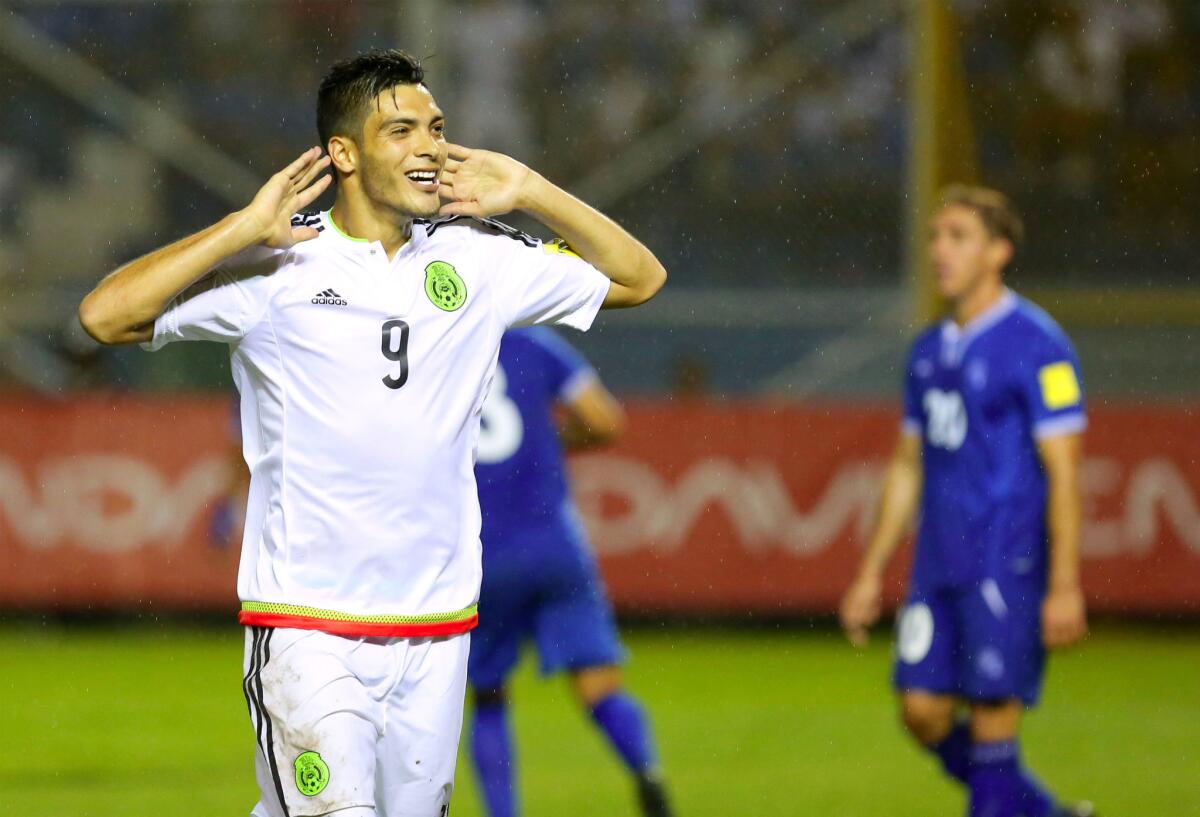 Raúl Jiménez celebra su gol contra El Salvador; tras el juego resultó lesionado.