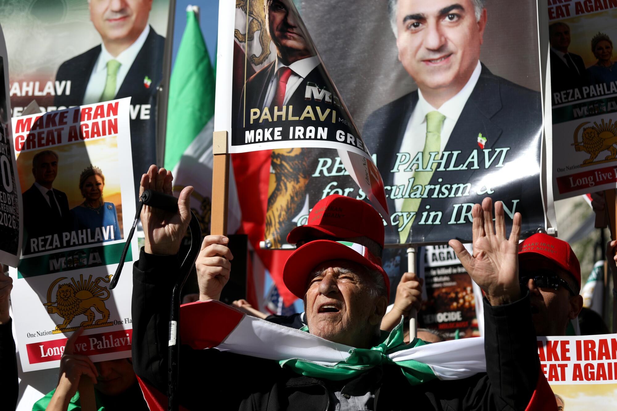 Satar Nawazadi bertemu dengan orang-orang Iran untuk satu lagi protes besar/investasi Iran.