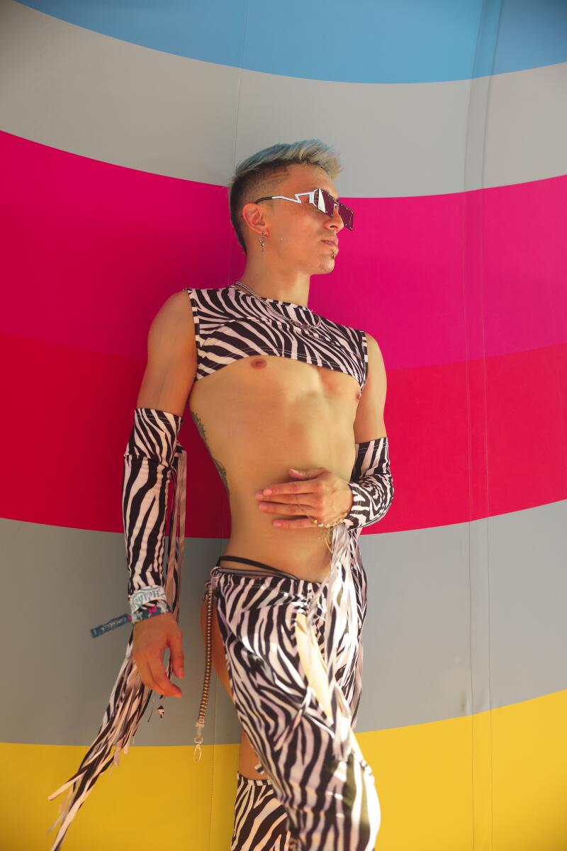 杰克·冈萨雷斯 (Jake Gonzales) 在科切拉 (Coachella) 音乐节上身穿南方风格的斑马纹套装。