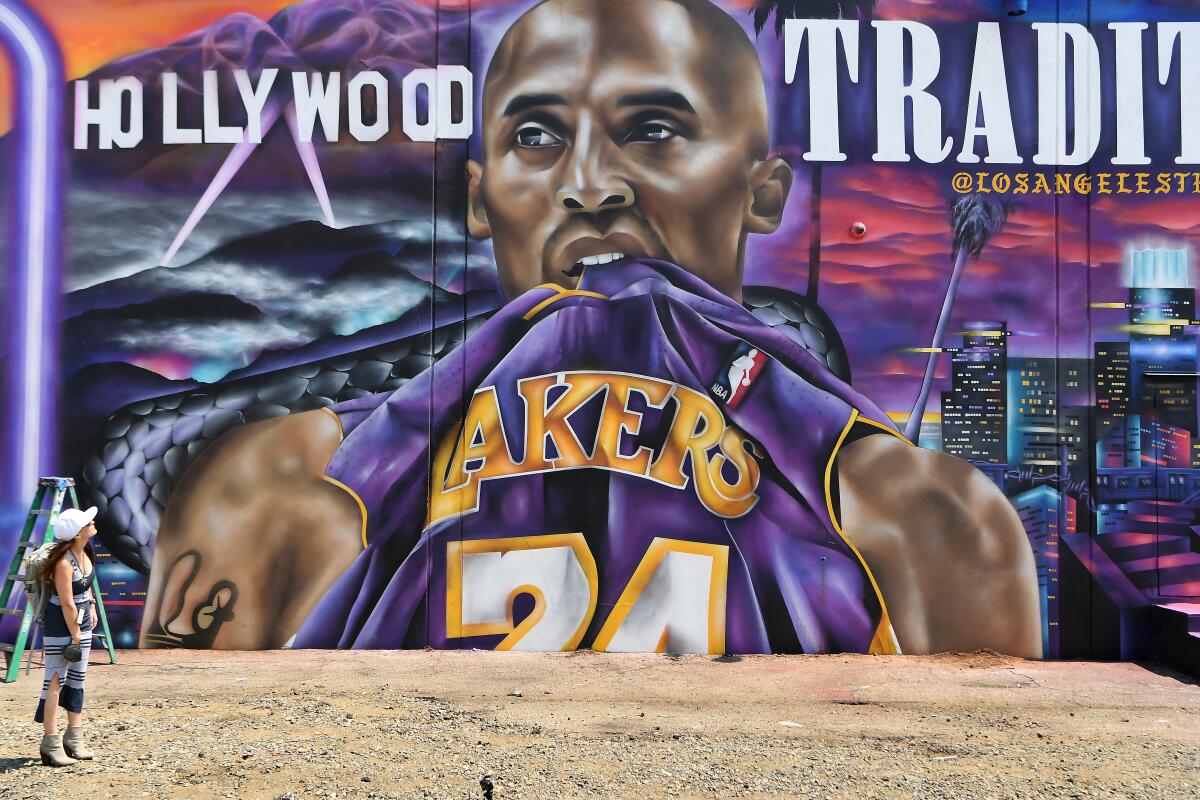周二，这位前湖人巨星的壁画在科比·布莱恩特日在洛杉矶市中心揭幕。 