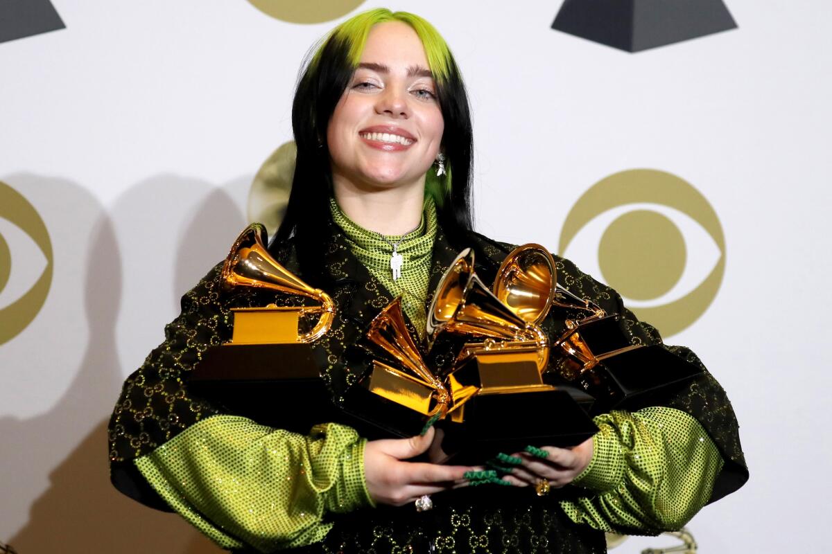 Billie Eilish posa en la sala de prensa del Grammy en el Staples Center el 26 de enero de 2020.