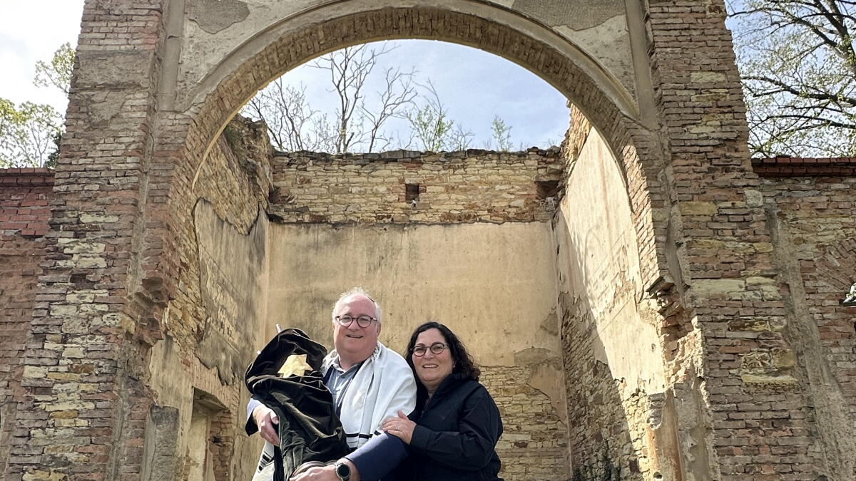 Two towns, 6,000 miles, and one aging Torah scroll: Holocaust document connects two Jewish communities - Vimarsana News