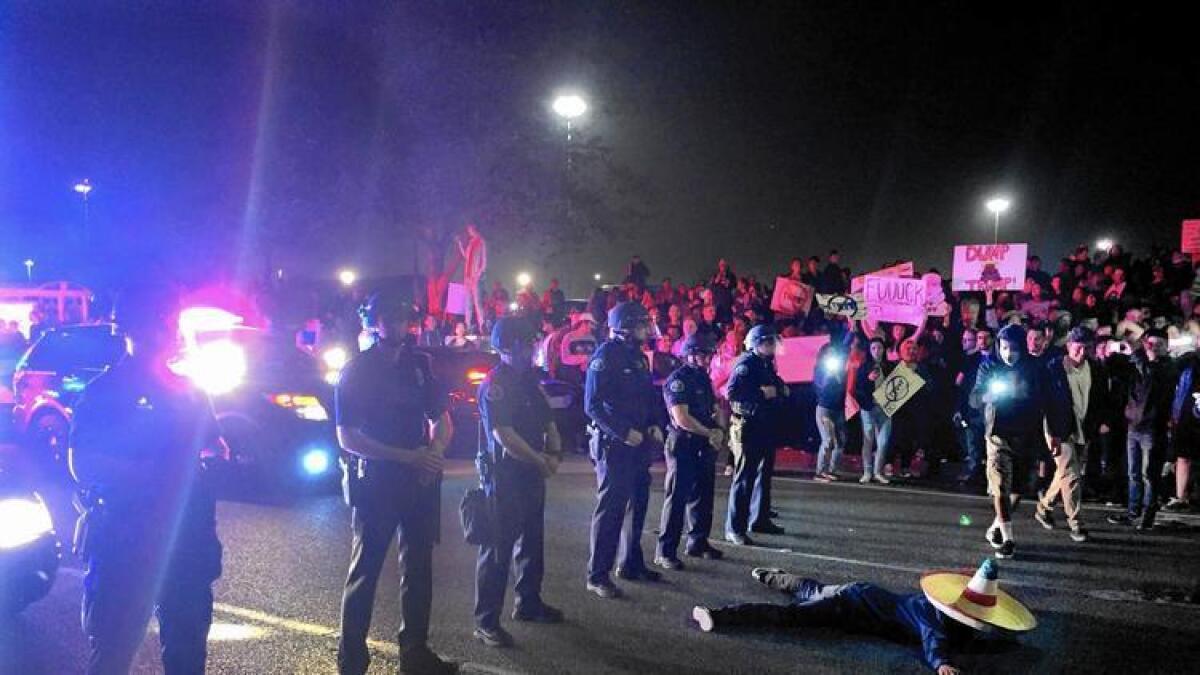Cientos de personas se manifestaron en favor y en contra de Donald Trump, durante el arranque de la campaña en California, la policía trató de evitar un enfrentamiento.