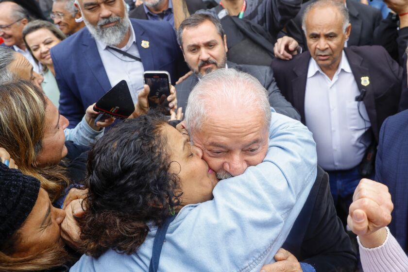 Una partidaria besa al ex presidente brasileño Luiz Inacio Lula da Silva luego que éste votó en Sao Paulo el 2 de octubre del 2022. (Foto AP/Marcelo Chello)