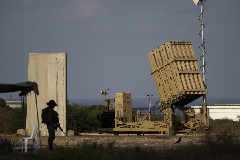 ARCHIVO - Una batería del sistema de defensa aérea israelí Domo de Hierro, en Ashkelon, en el sur de Israel, el 7 de agosto de 2022. (AP Foto/Ariel Schalit, Archivo)