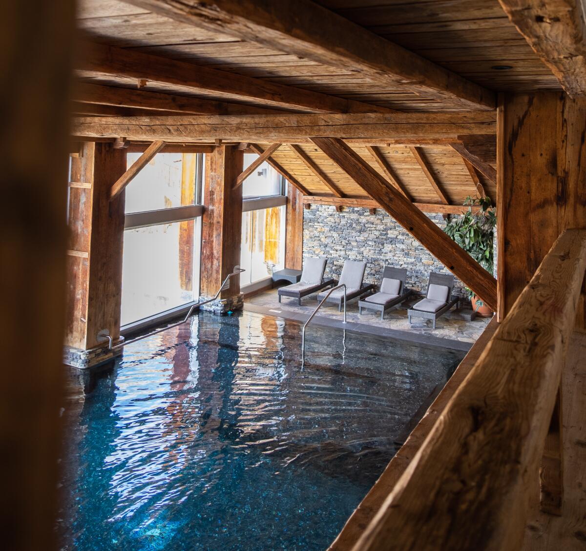 An indoor-outdoor pool rounds out the amenities at Hostellerie du Pas de l'Ours.