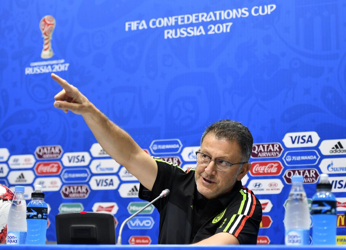 El técnico de la selección de México, Juan Carlos Osorio, apunta durante una conferencia de prensa en la Copa Confederaciones el martes, 20 de junio de 2017, en Sochi, Rusia.