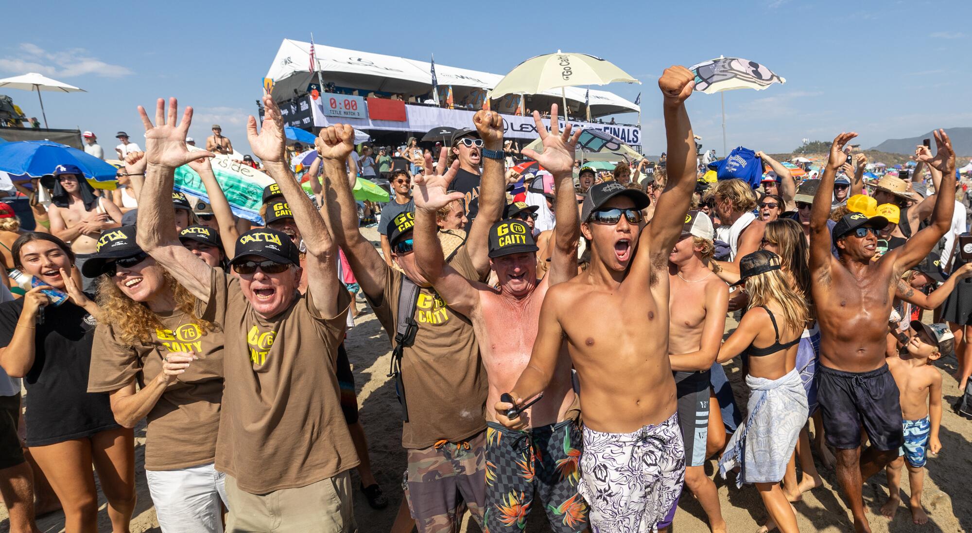 Los amigos, familiares y fanáticos de Caitlin Simmers celebran cuando Simmers derrotó a Caroline Marks para ganar la final de Lexus WSL.