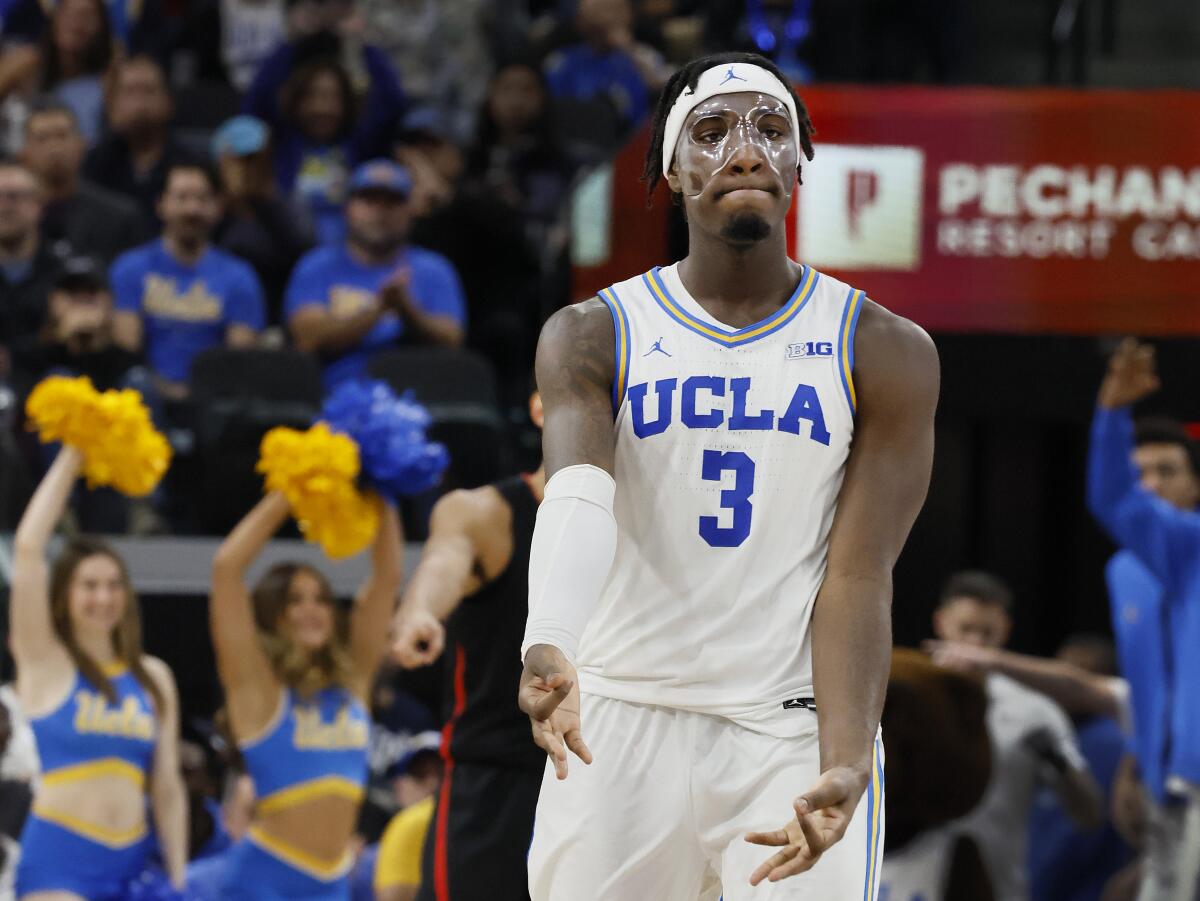 UCLA'dan Eric Dailey Jr. yüz maskesi takıyor ve Intuit Dome'da Gonzaga'ya attığı üçlük atışını kutluyor