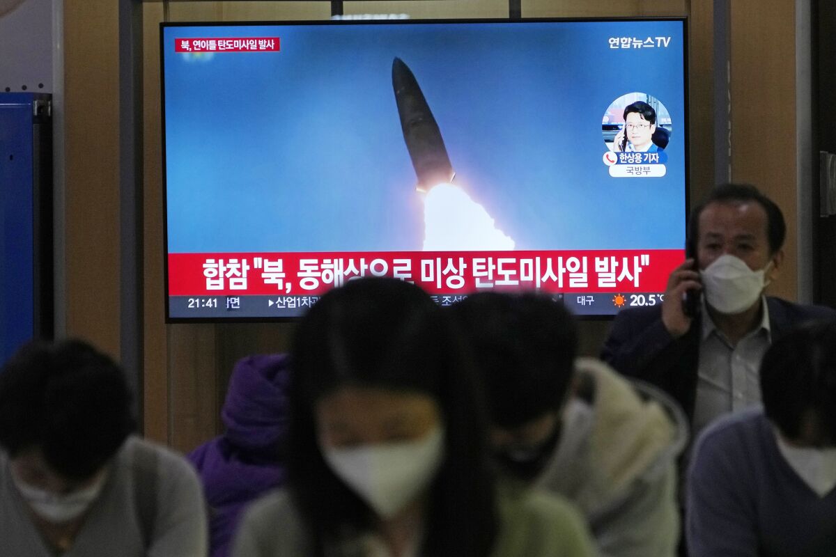 Un televisor muestra una imagen de archivo del lanzamiento de un misil de Corea del Norte durante un noticiario en la estación de trenes de Seúl, Corea del Sur, el jueves 29 de septiembre de 2022. (AP Foto/Ahn Young-joon)
