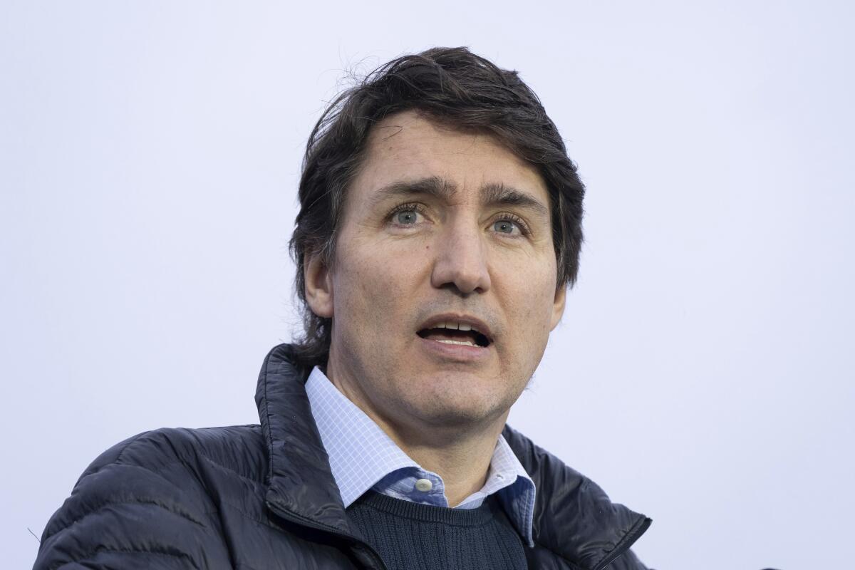 El primer ministro canadiense Justin Trudeau habla en conferencia de prensa en Vancouver