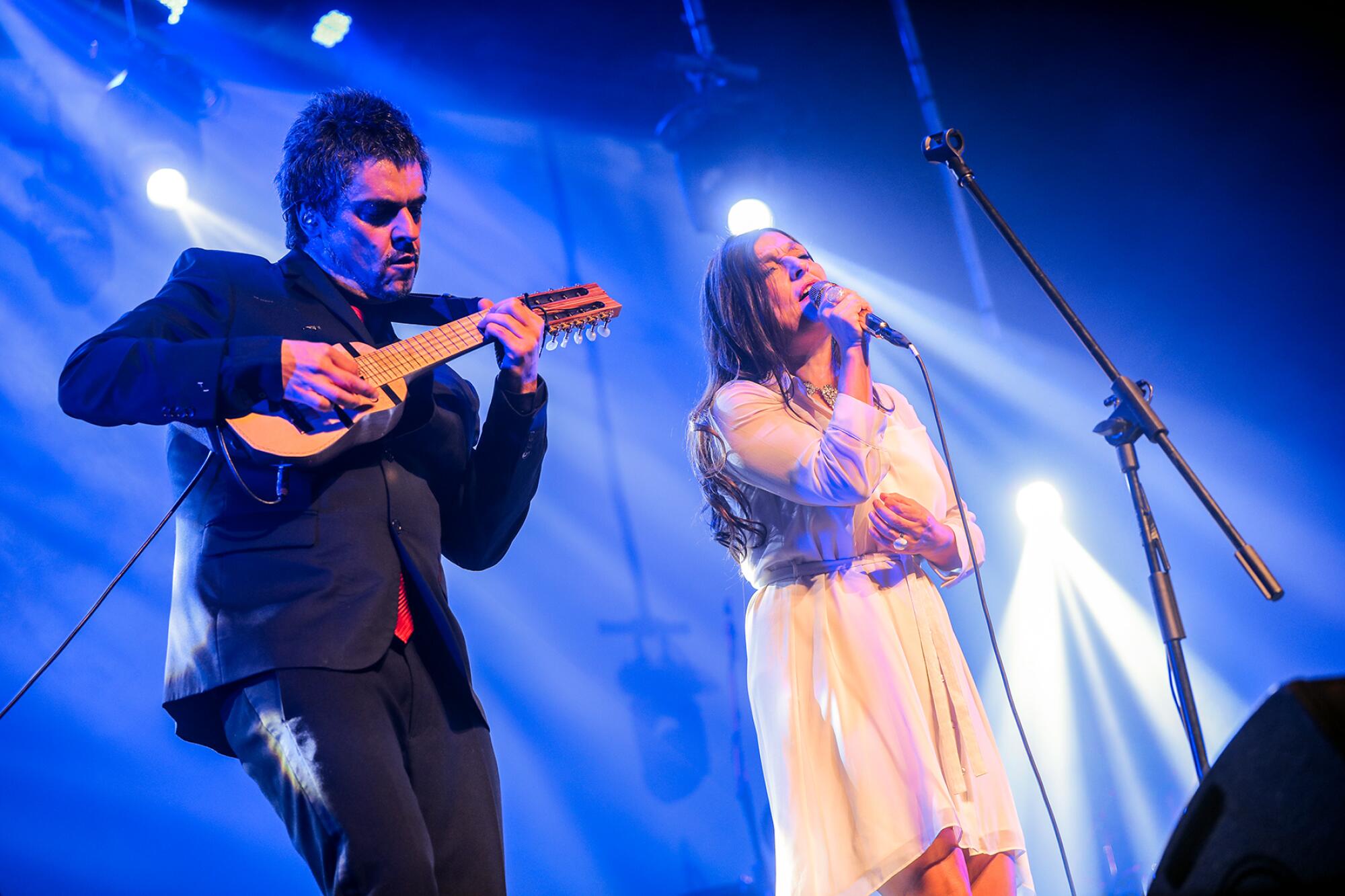 Ángel Parra y Javiera Parra en una de las presentaciones del homenaje a su abuela Violeta.