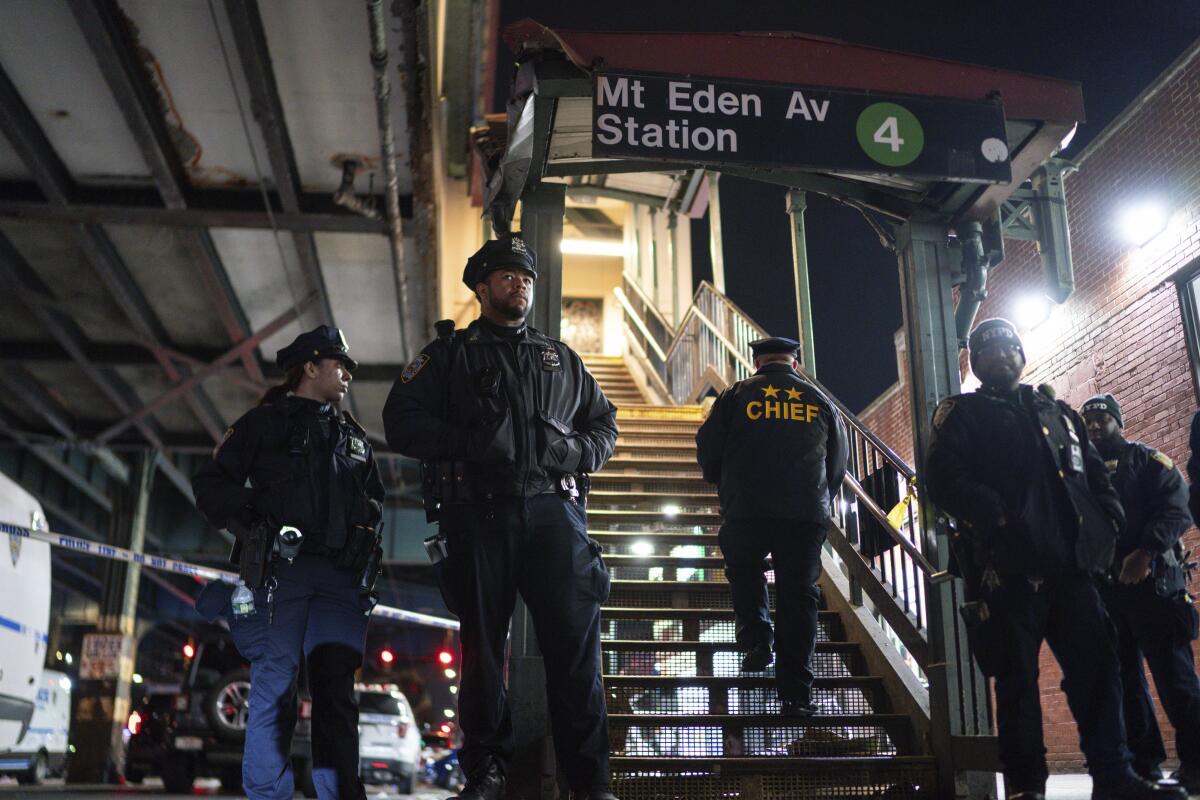 Agentes de la policía de la ciudad de Nueva York vigilan tras una balacera en la estación Mount