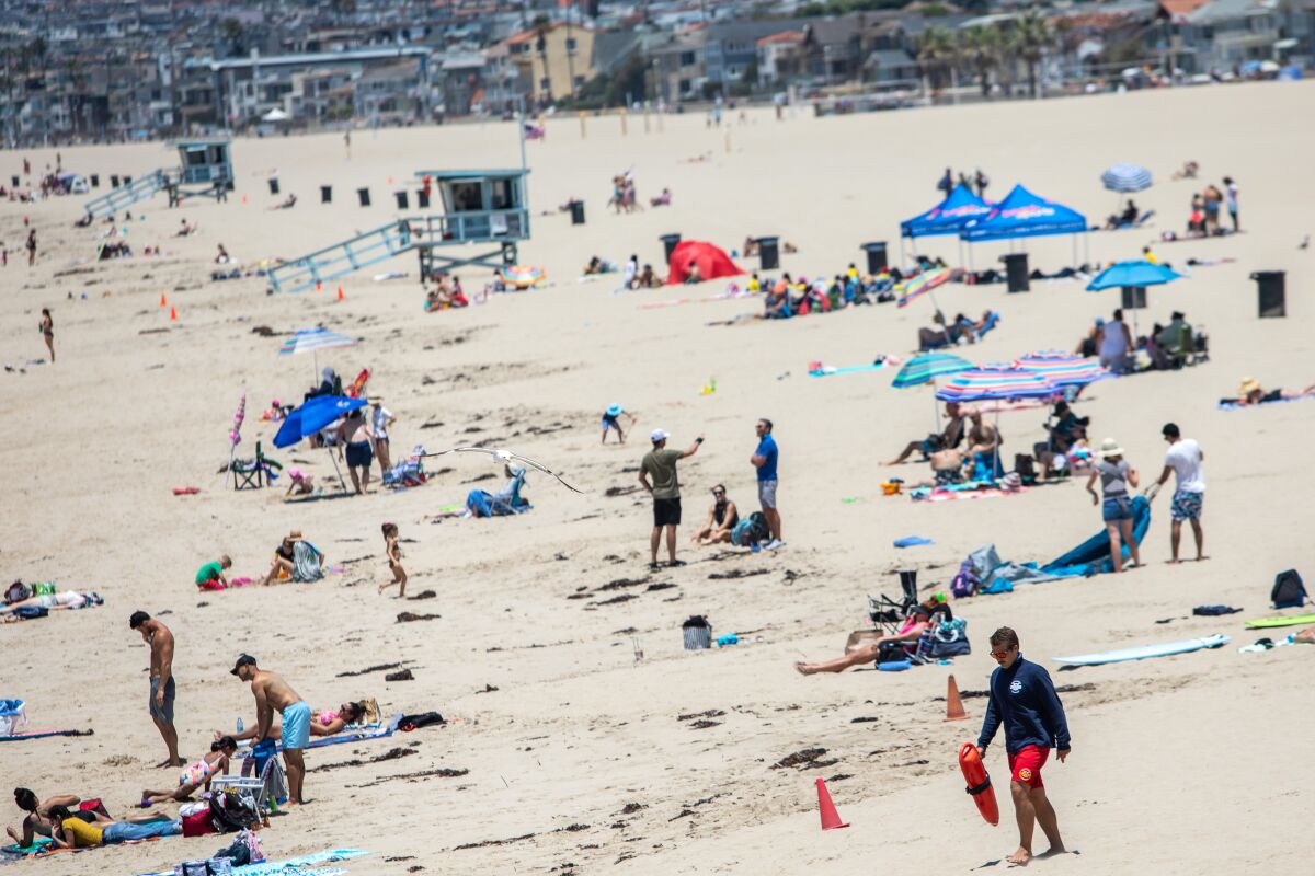 HERMOSA BEACH, CA- El día antes del cierre de las playas del condado de Los Ángeles por el feriado del 4 de julio.