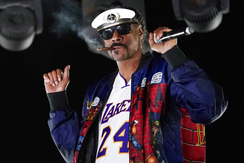 Snoop Dogg actúa como "DJ Snoopadelic" durante la serie "Concerts In Your Car" el 2 de octubre de 2020 en Ventura, California. El rapero se unirá a Def Jam Recordings como consultor ejecutivo creativo y estratégico. (AP Foto/Chris Pizzello, Archivo)