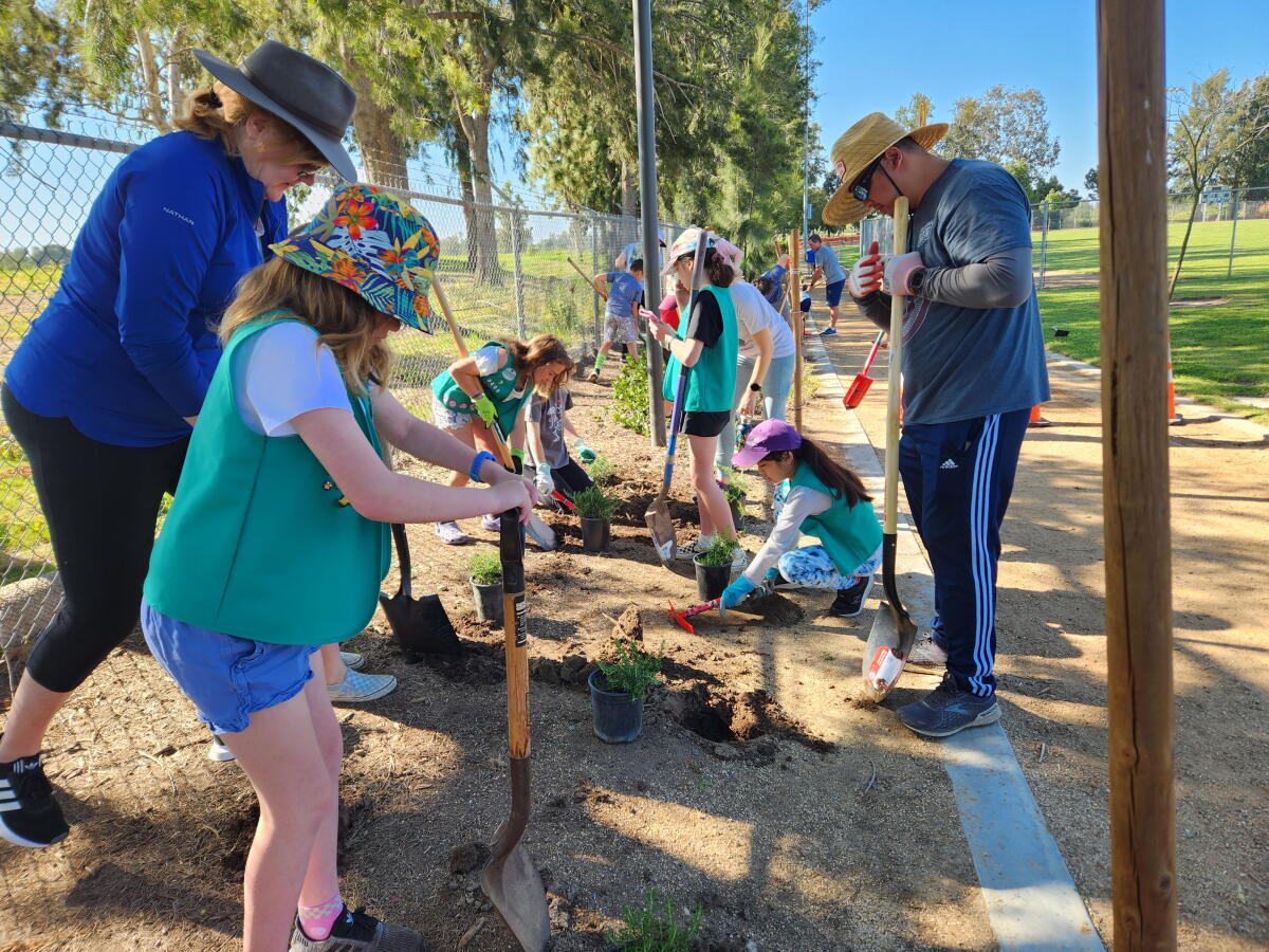 Community Service Events Examples Volunteers lend helping hands for Community Service Day projects - Los ...