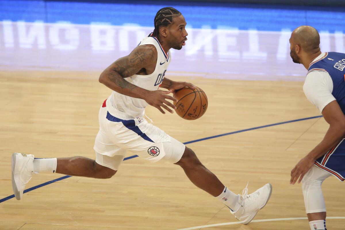 El alero de los Clippers de Los Ángeles Kawhi Leonard controla el balón 