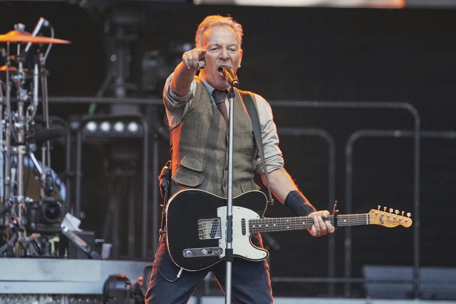 Bruce Springsteen's 'Streets of Minneapolis' denounces ICE killings - Los Angeles Times