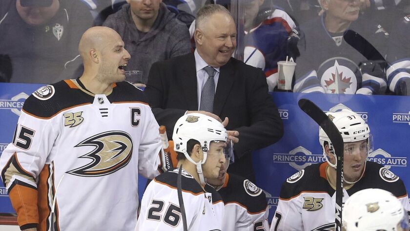 Ducks coach Randy Carlyle got a vote of confidence from general manager Bob Murray on Sunday night after the team's 11th straight loss.