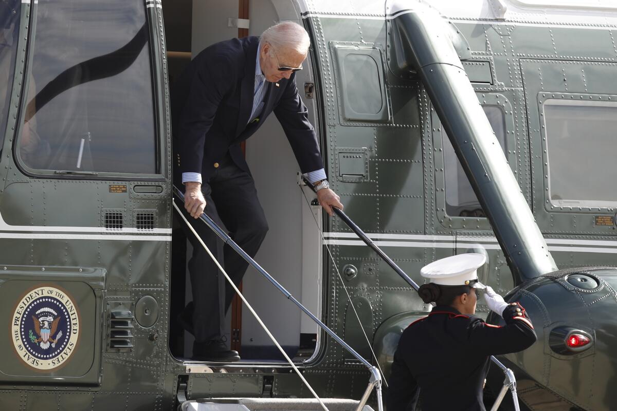El presidente Joe Biden desciende del helicóptero Marine One 