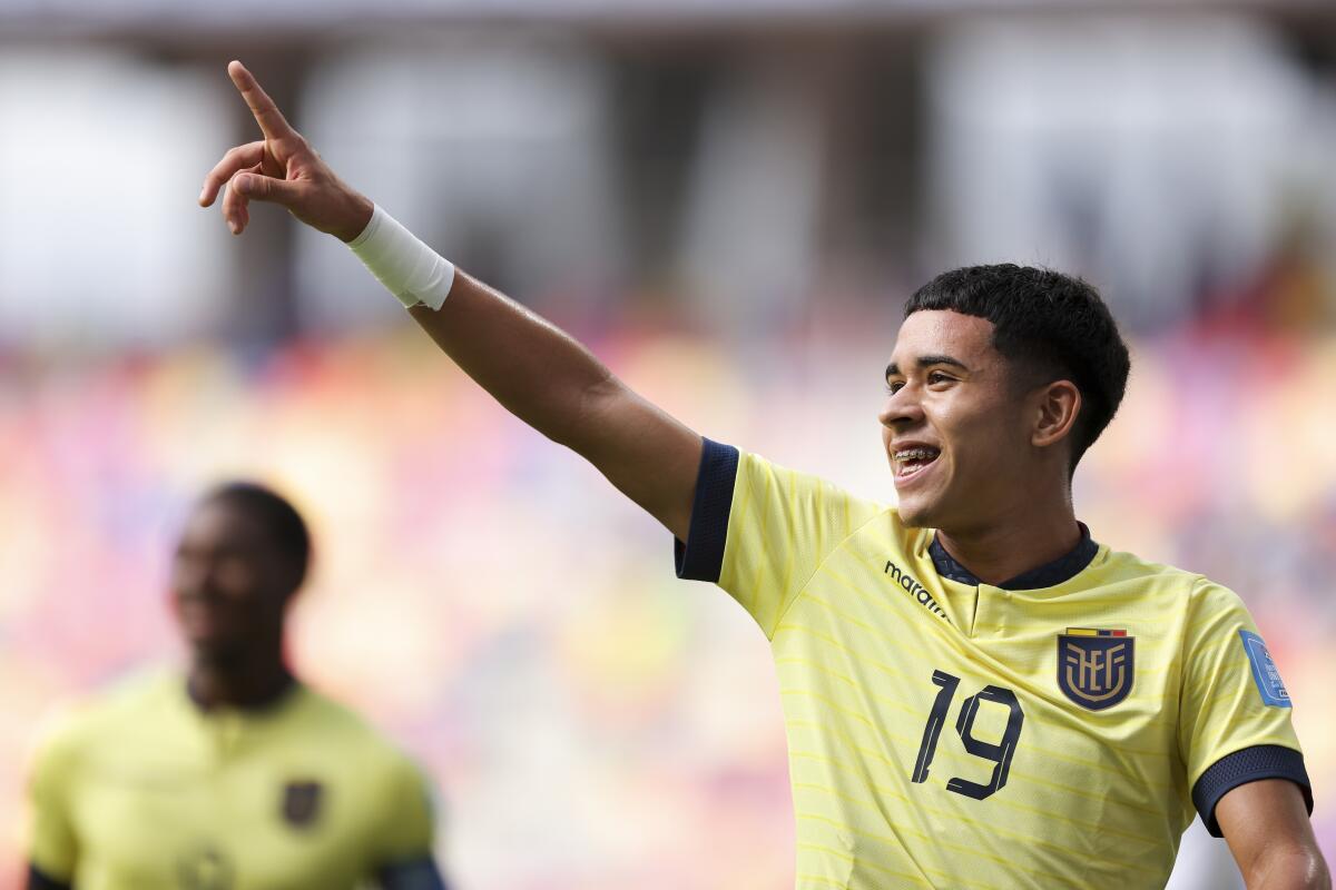 Kendry Páez de Ecuador celebra tras convertir el primer gol de su equipo ante Fiji 