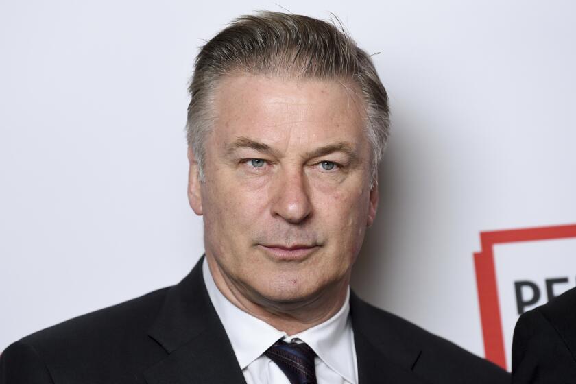 FILE - El actor Alec Baldwin asiste a la Gala Literaria PEN America 2019 en el Museo Estadounidense de Historia Natural el 21 de mayo de 2019 en Nueva York. Los fiscales en Nuevo México retiraron el viernes 21 de abril de 2023 un cargo de homicidio involuntario contra Alec Baldwin por la muerte de una directora de fotografía ocurrida durante un rodaje de 2021 en el plató de la película "Rust" argumentando nuevas evidencias y la necesidad de más tiempo para investigar. (Foto Evan Agostini/Invision/AP, archivo)