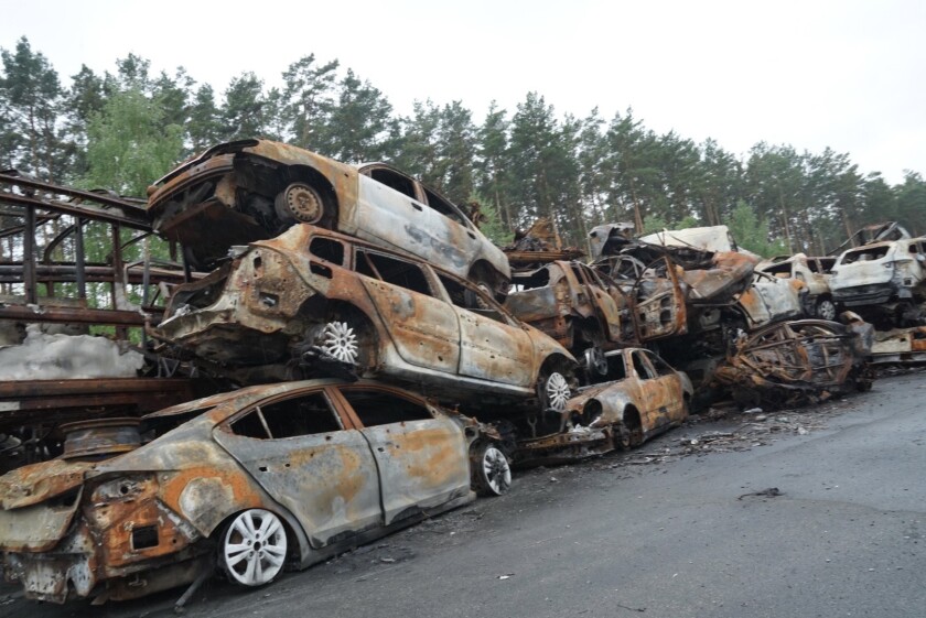 Ukrayna, Irpin'de hurdaya ayrılan arabalar.