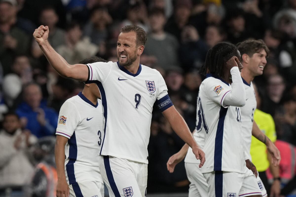 Harry Kane, a la izquierda, celebra después de anotar el segundo gol de su equipo 