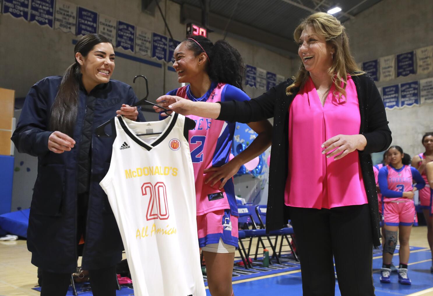 La Jolla Country Day advances in girls basketball regionals; other Torreys  teams fall - La Jolla Light