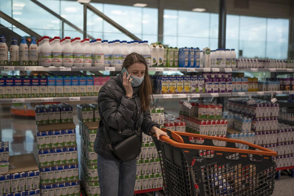 Alina Slobodianiuk, una ucraniana de Dnipro, habla por teléfono en un supermercado de Guissona