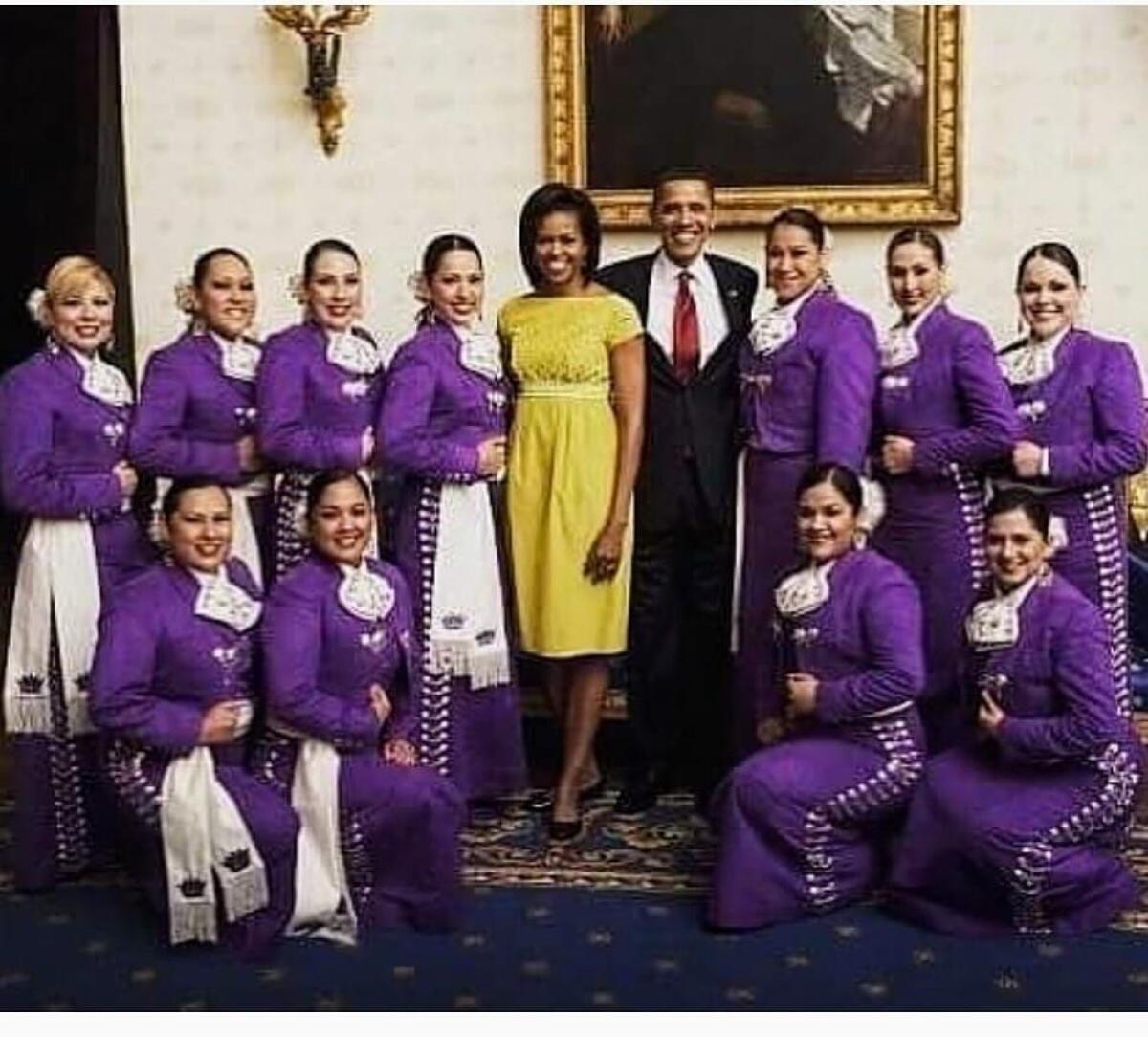 El Mariachi Reyna de Los Ángeles cuando fueron invitadas por la familia Obama 