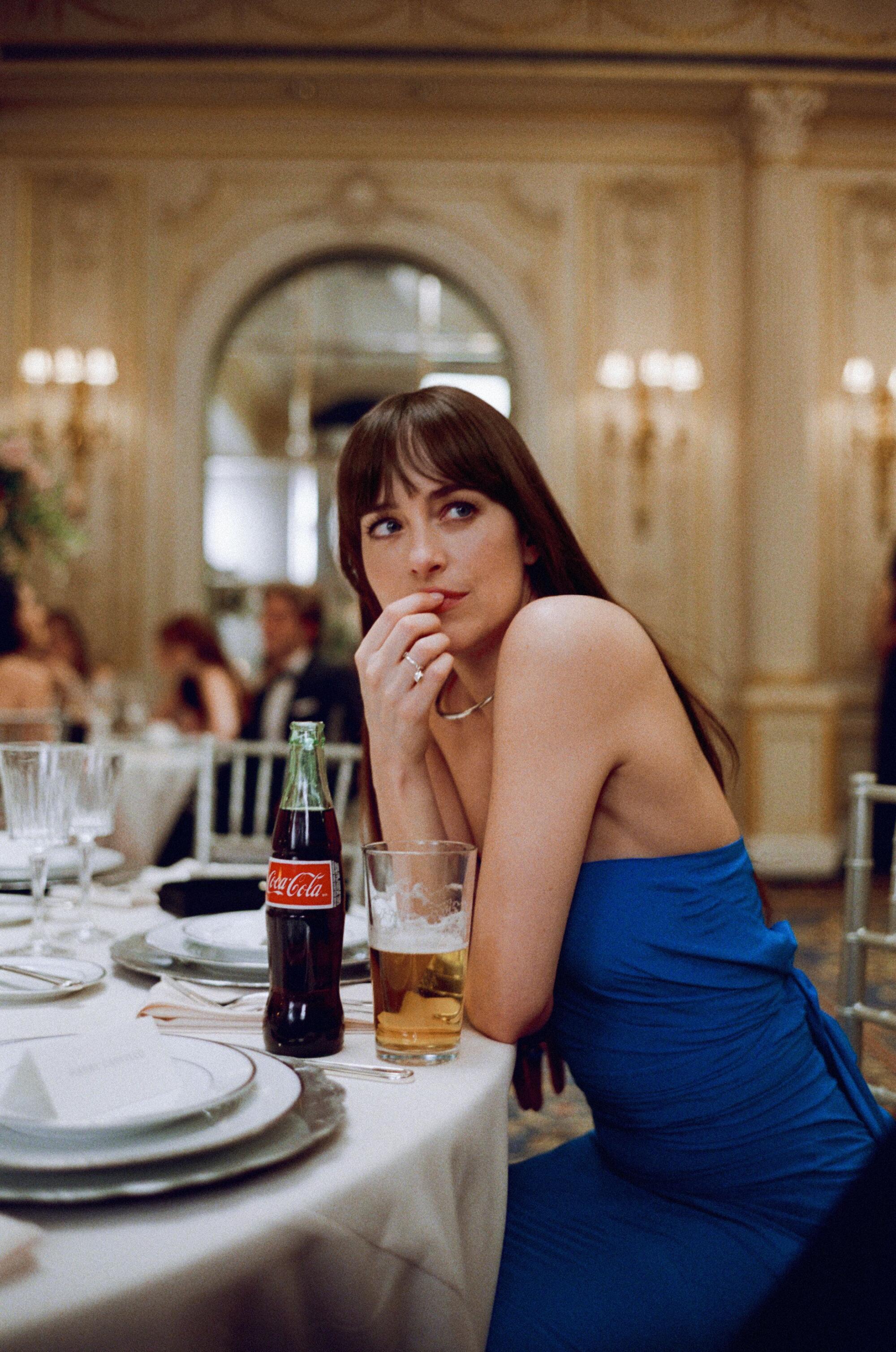 La mujer ha estado bebiendo con ropa azul y cerveza.