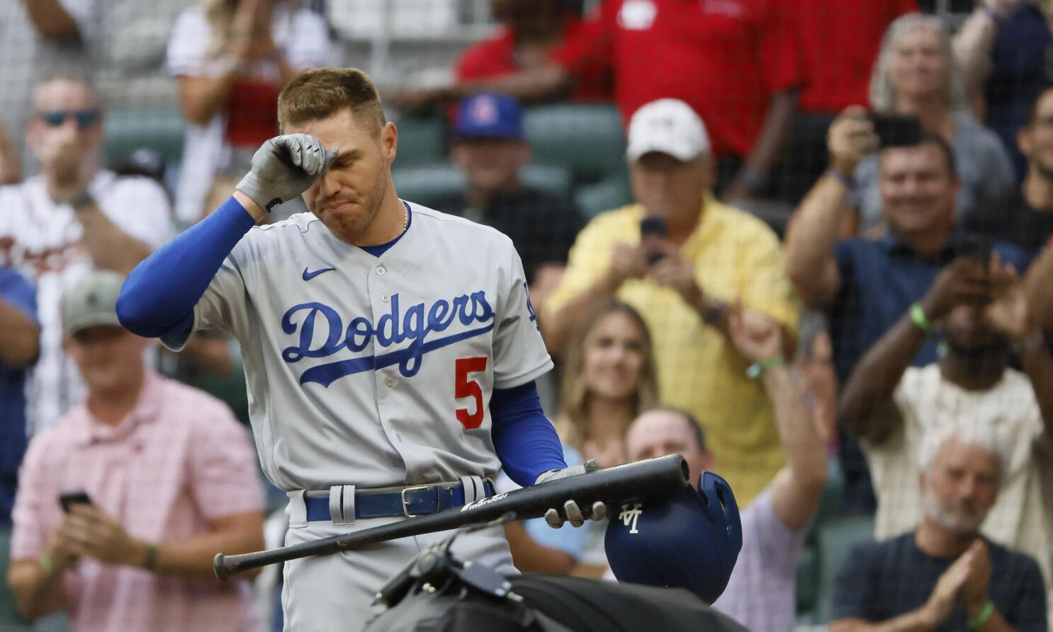 Freddie Freeman gets standing ovation in Dodgers Stadium debut