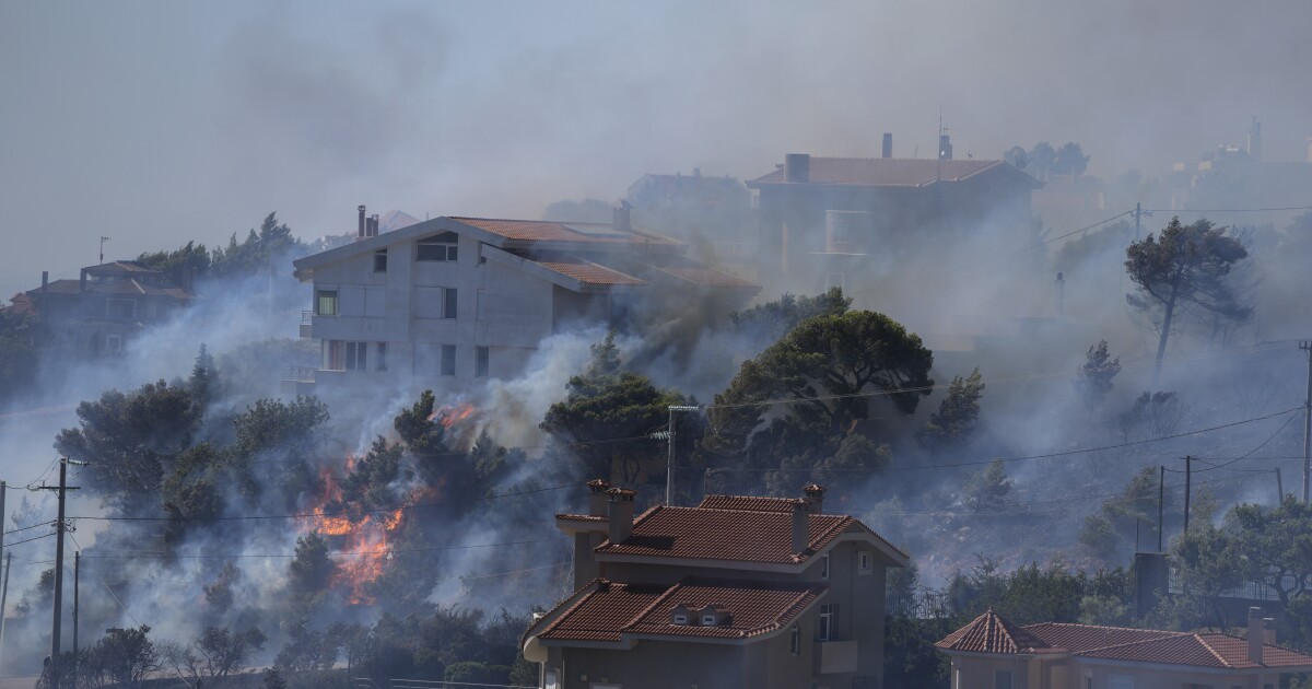 Incêndio ameaça subúrbios de Atenas;  melhora na Espanha
