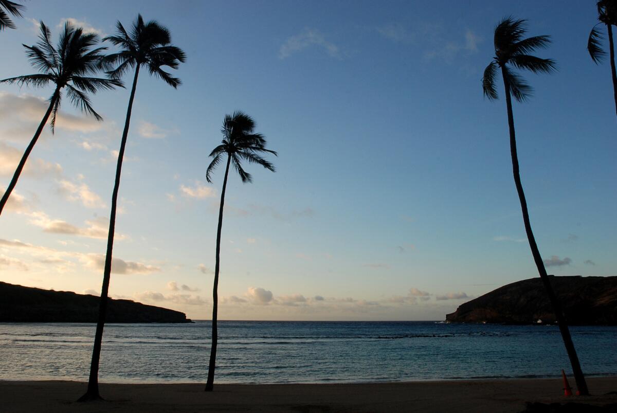 El sol sale en la bahía de Hanauma, cerca de Honolulu.