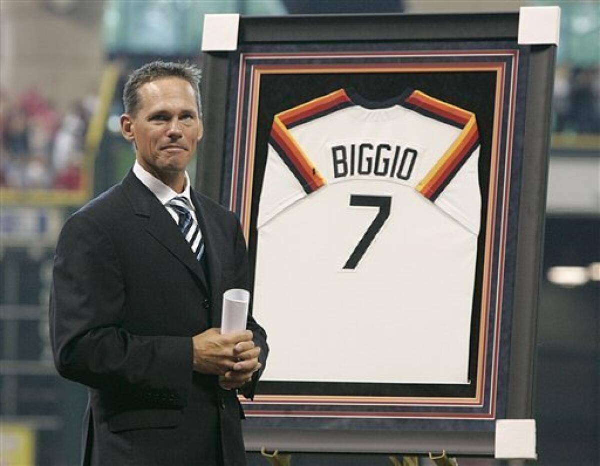 Houston Astros Craig Biggio (7) acknowledges the crowd before