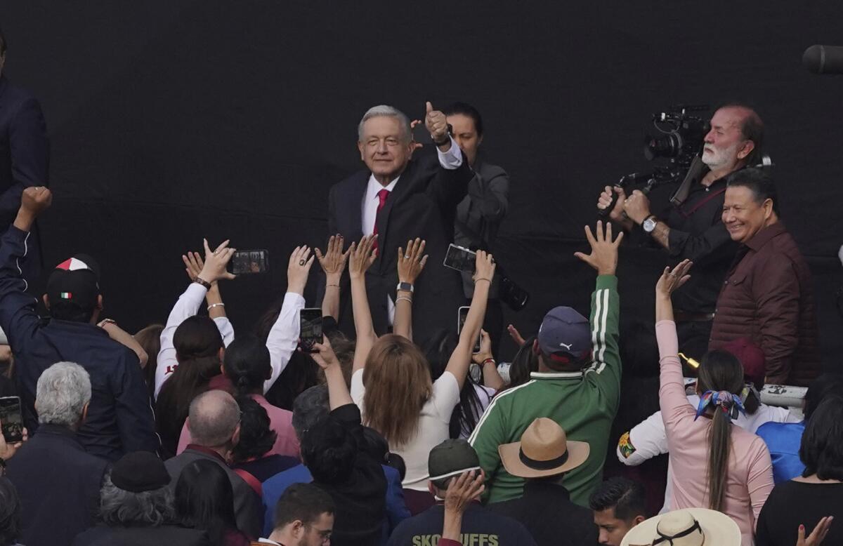 El presidente mexicano Andrés Manuel López Obrador saluda a simpatizantes