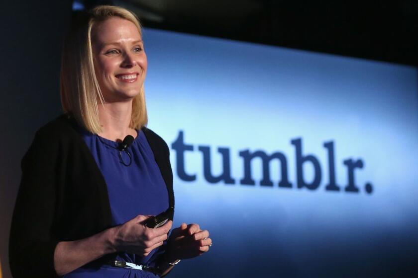 Yahoo compró Tumblr en 2013 por $1.1 mil millones, y más tarde llegó a la conclusión de que había pagado demasiado. Arriba, la entonces CEO de Yahoo, Marissa Mayer, habla sobre la adquisición.