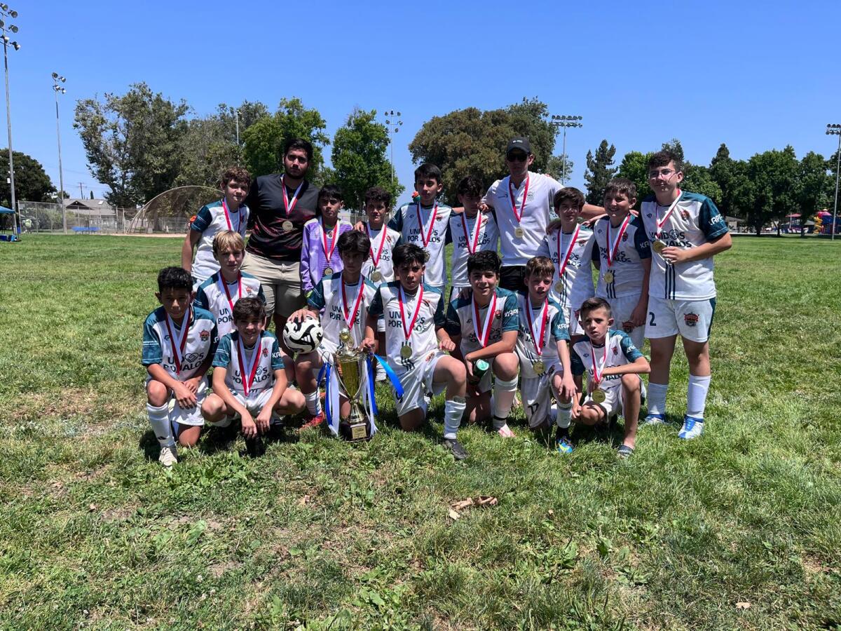 El equipo de futbolistas de Jalos, Jalisco, ganó un torneo amistoso local en su visita a Los Ángeles.
