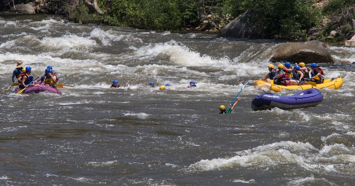 Rescuers pull another body from the Kern River - Los Angeles Times