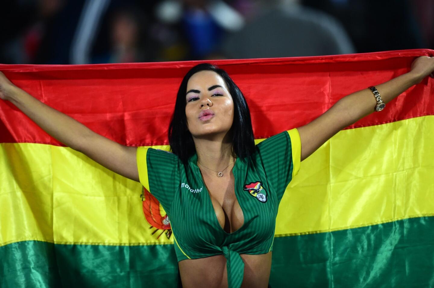A supporter of Bolivia waits for the start of the 2015 Copa America football championship match between Bolivia and Chile, in Santiago, on June 19, 2015. AFP PHOTO / MARTIN BERNETTIMARTIN BERNETTI/AFP/Getty Images ** OUTS - ELSENT, FPG - OUTS * NM, PH, VA if sourced by CT, LA or MoD **