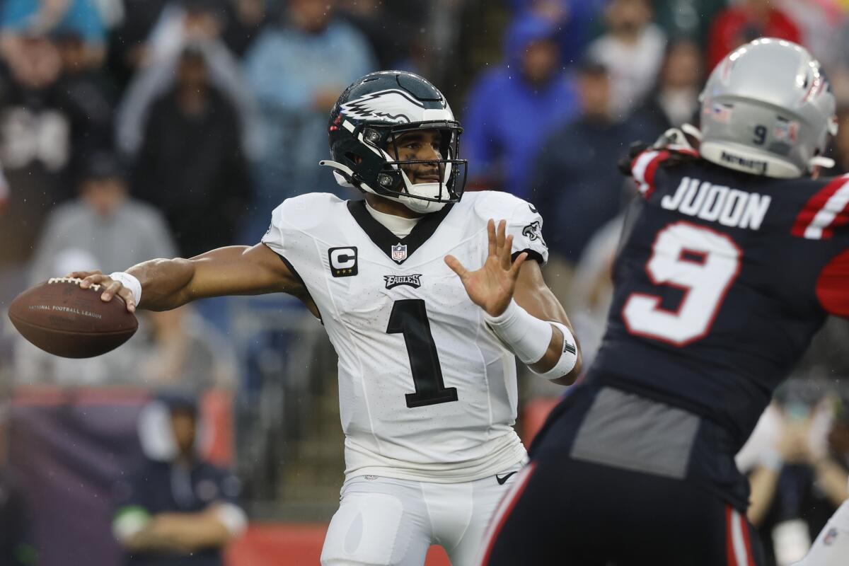 Jalen Hurts, Eagles build early lead, hang on to beat Patriots 25