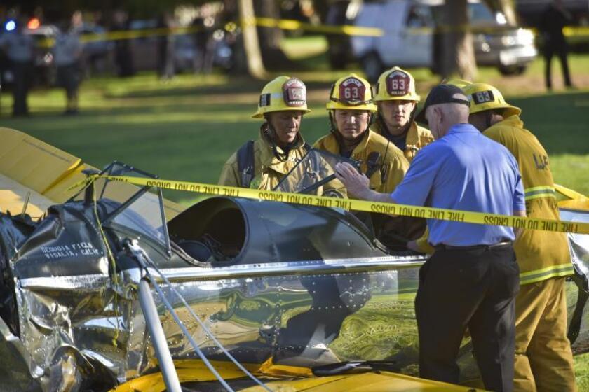 Personal de Servicios de Emergencias revisan el lugar donde una avioneta en la que viajaba el actor estadounidense Harrisson Ford chocó el jueves 5 de marzo de 2015, en un campo de gol cerca al aeropuerto Santa Mónica, en Venice, California (EE.UU.). EFE/Stuart Palley/Archivo